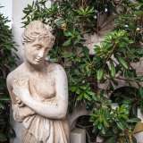 La vecchia scultura � oggi conservata tre le aiuole del giardino...